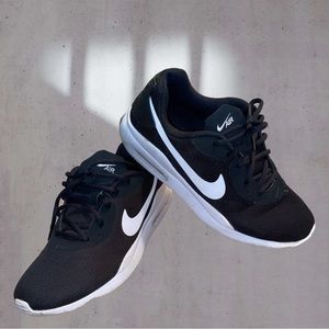 Women’s Nike Air Max Oketo Sneakers | Black & White | Size 9 US | Lightly Worn